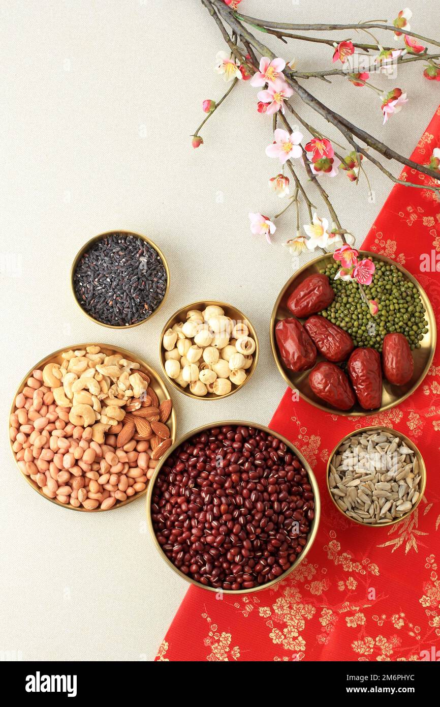 Vista dall'alto ingredienti grezzi del porridge di Laba o Patjuk Dongji, Red Adzuki Congee per Dongzhi o Laba Festival. Copia spazio per testo Foto Stock