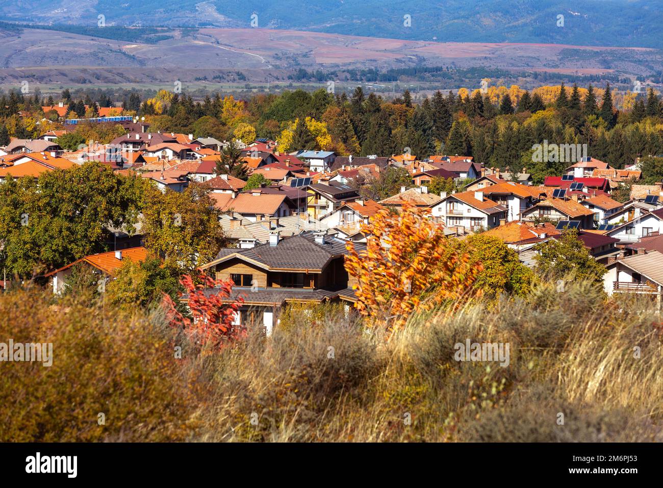 Bansko, Bulgaria, panorama autunnale della città vecchia Foto Stock