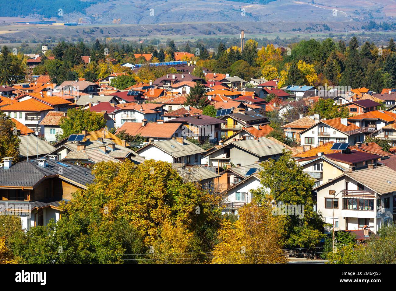 Bansko, Bulgaria, panorama autunnale della città vecchia Foto Stock