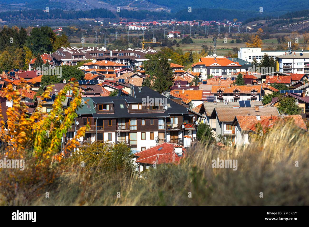 Bansko, Bulgaria, panorama autunnale della città vecchia Foto Stock