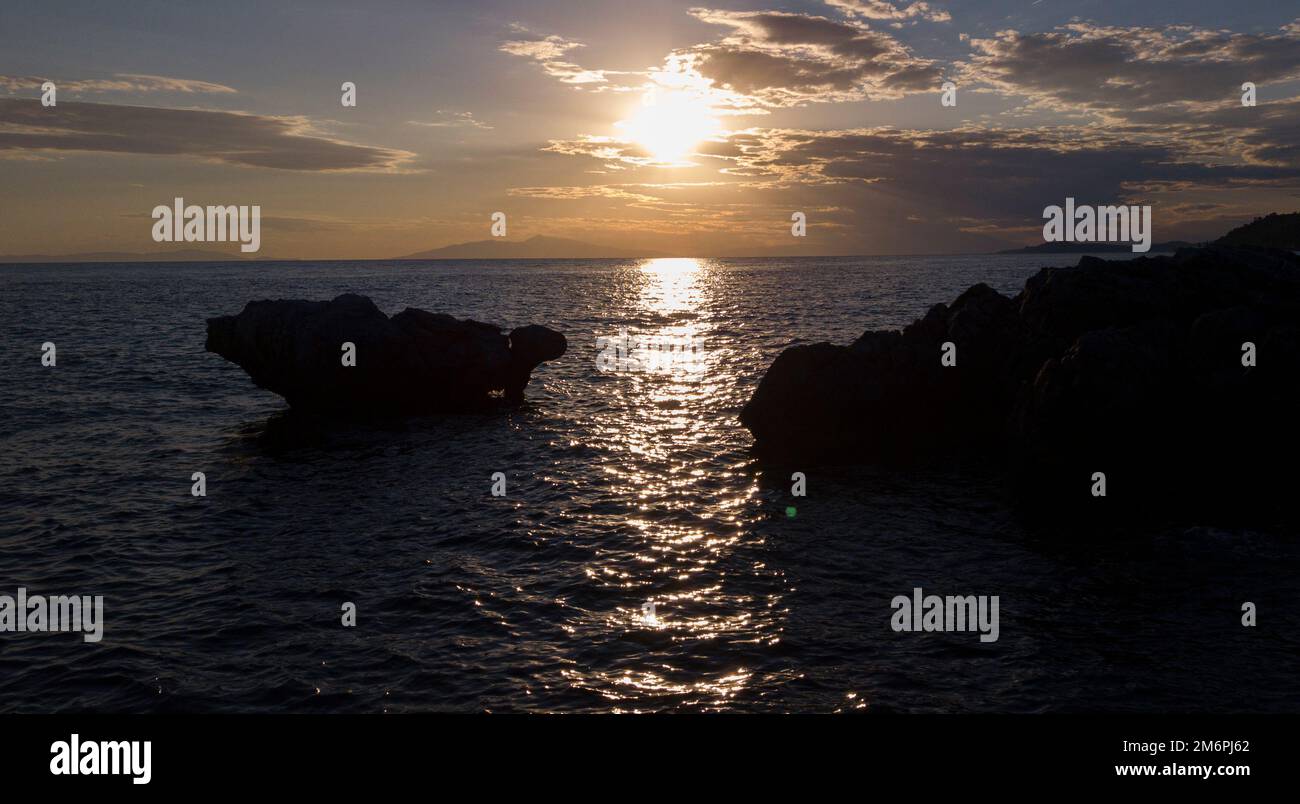 Veduta aerea di un tramonto sulla costa rocciosa del Mar Egeo in Grecia Foto Stock