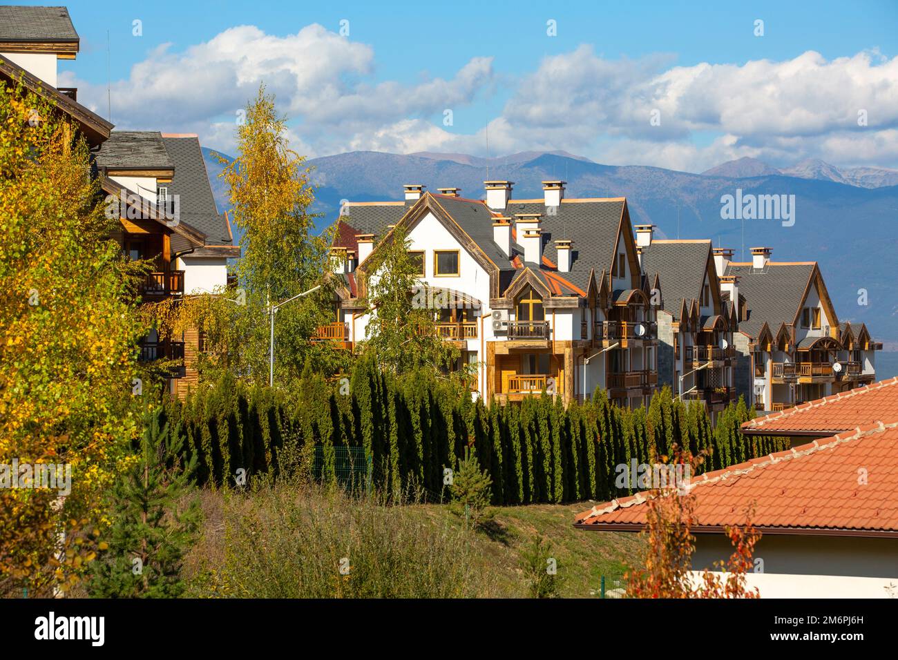 Bansko, Bulgaria, alberi autunnali e case Foto Stock