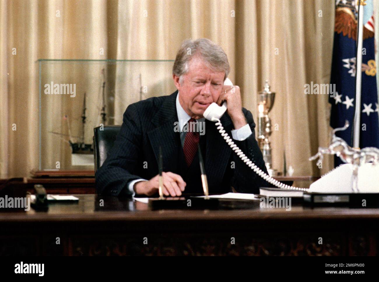 Presidente Jimmy carter al telefono nell'ufficio ovale, 1978 novembre - personale della Casa Bianca Fotografi. Foto Stock