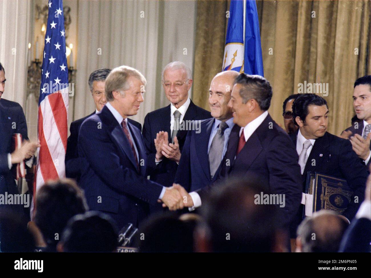 Jimmy carter e il generale Omar Torrijos firmano il trattato sul canale di Panama, 7 settembre 1977. Foto Stock