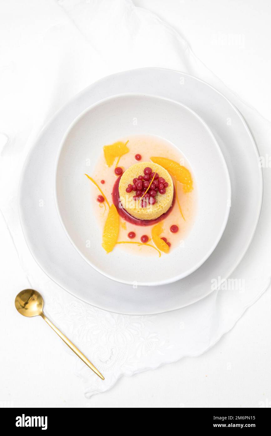 Dessert al gazpacho mandarino servito in una ciotola bianca Foto Stock