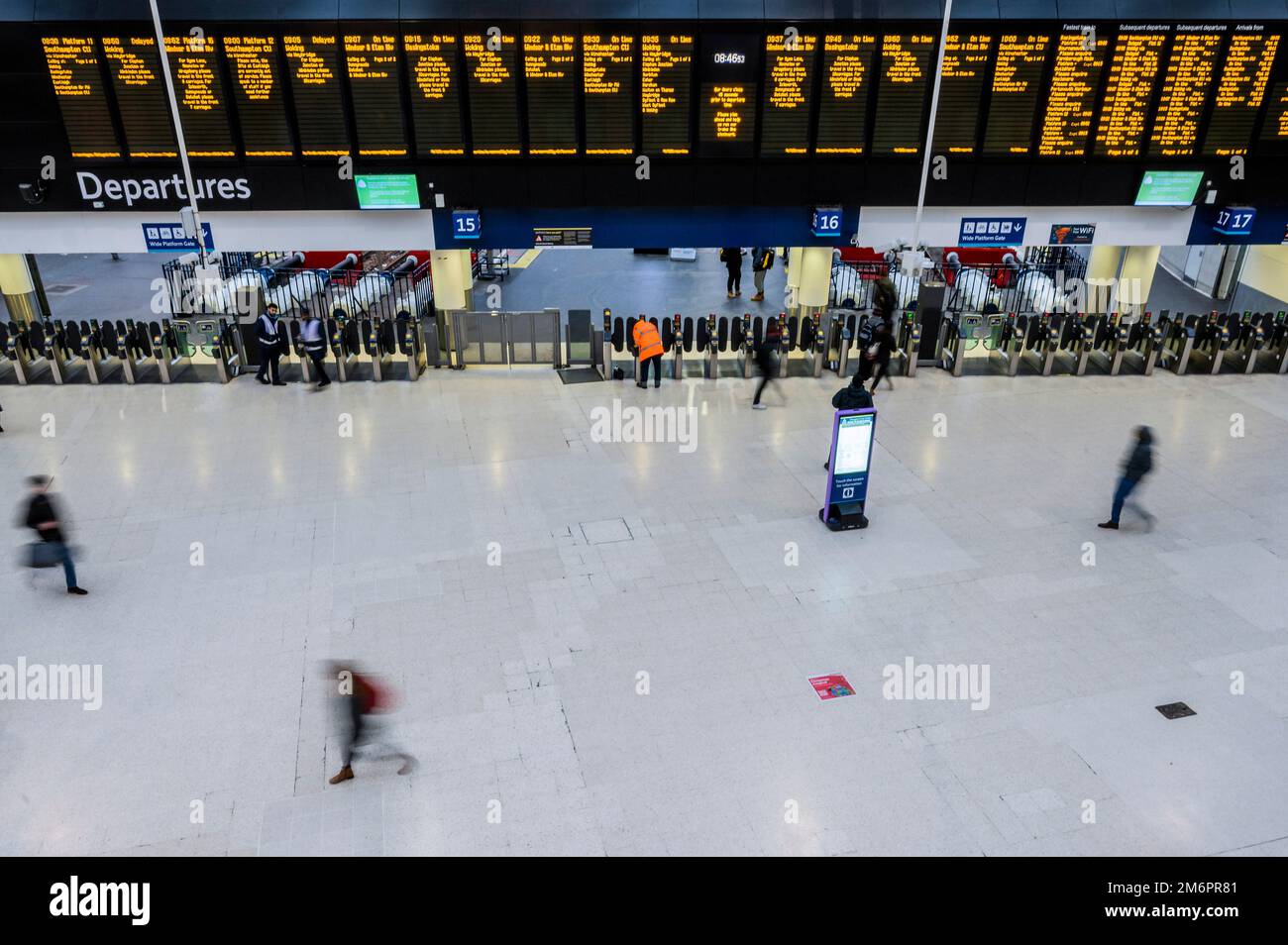 Londra, Regno Unito. 5th Jan, 2023. La gente continua ad arrivare nella speranza di far funzionare uno dei pochi treni. Molte delle piattaforme sono vuote, ma i treni continuano ad arrivare e a partire. L'ultimo colpo sulla rotaia condotto dal raccordo ASLEF. Credit: Guy Bell/Alamy Live News Foto Stock