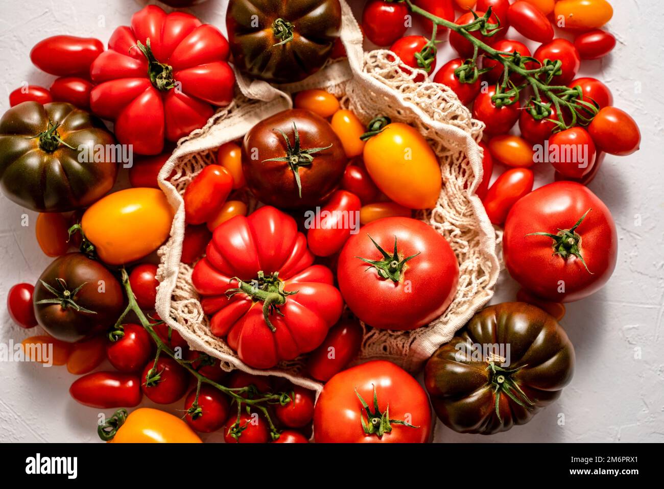 Pomodori sulla tavola. Pomodori di varietà diverse Foto Stock