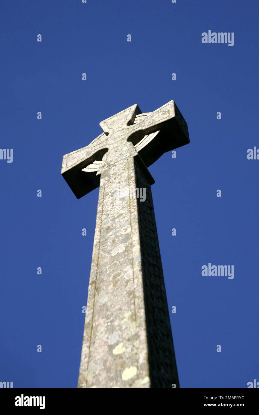 Glencoe Monument, Glencoe Village Glencoe, monumento al massacro di MacDonald Clan. Il Massacro di Glencoe Monument è un memoriale del Massacro di Glencoe, che si è svolto a Glen Coe nelle Highlands della Scozia il 13 febbraio 1692, in seguito alla rivolta giacobita del 1689-92. Campbell di Glenlyon ha guidato un gruppo di circa 128 soldati che hanno soggiornato con i MacDonalds per circa 12 giorni e poi acceso i loro ospiti nella prima mattina del 13th febbraio, uccidendo 38 di loro, mentre alcuni hanno cercato di fuggire nelle colline innevate.scolpite da Macdonald di Aberdeen, 1883 Foto Stock