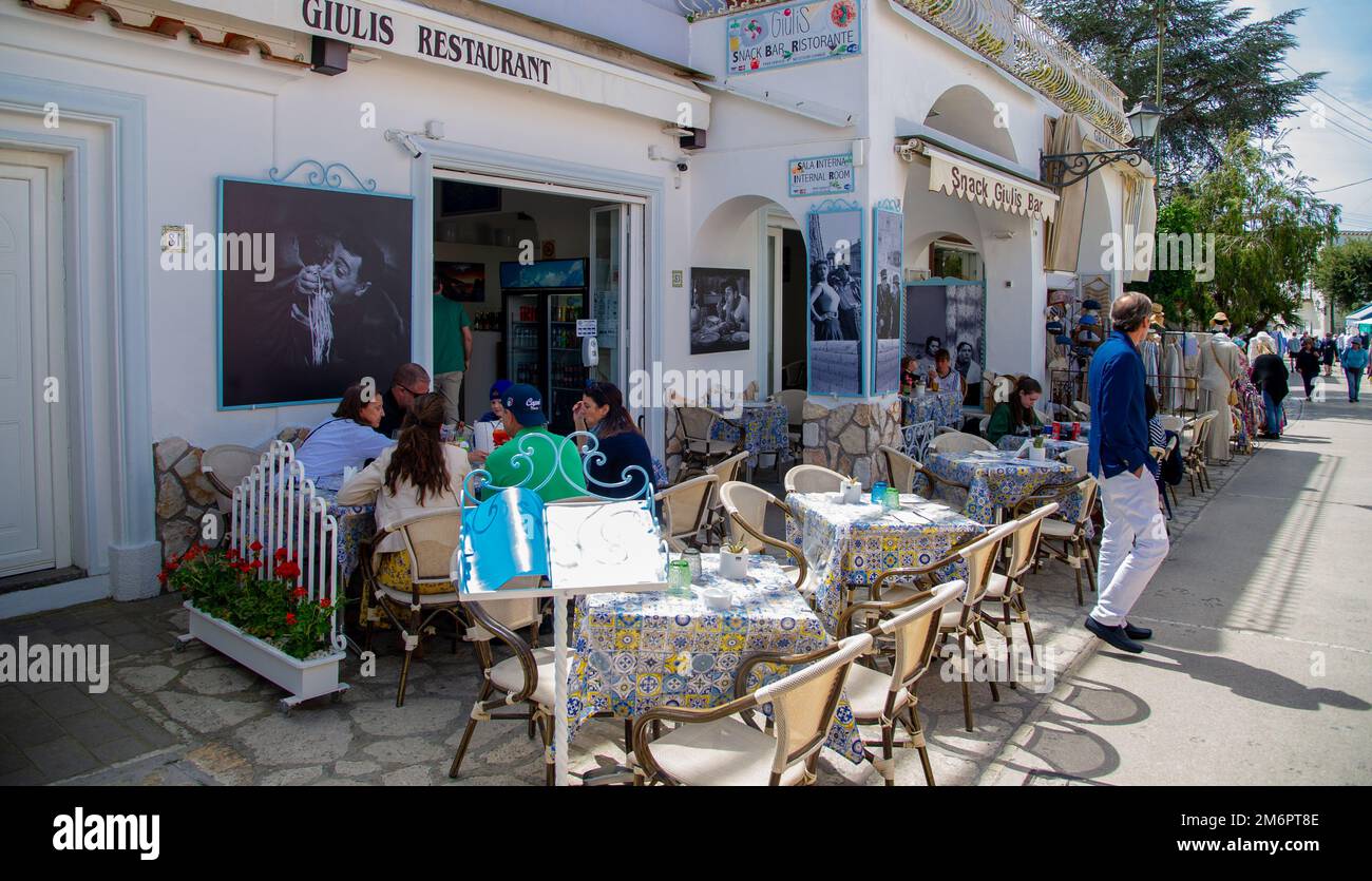 Aprile 24 2022- Anacapri ristoranti pieni di turisti sulle strade principali Foto Stock