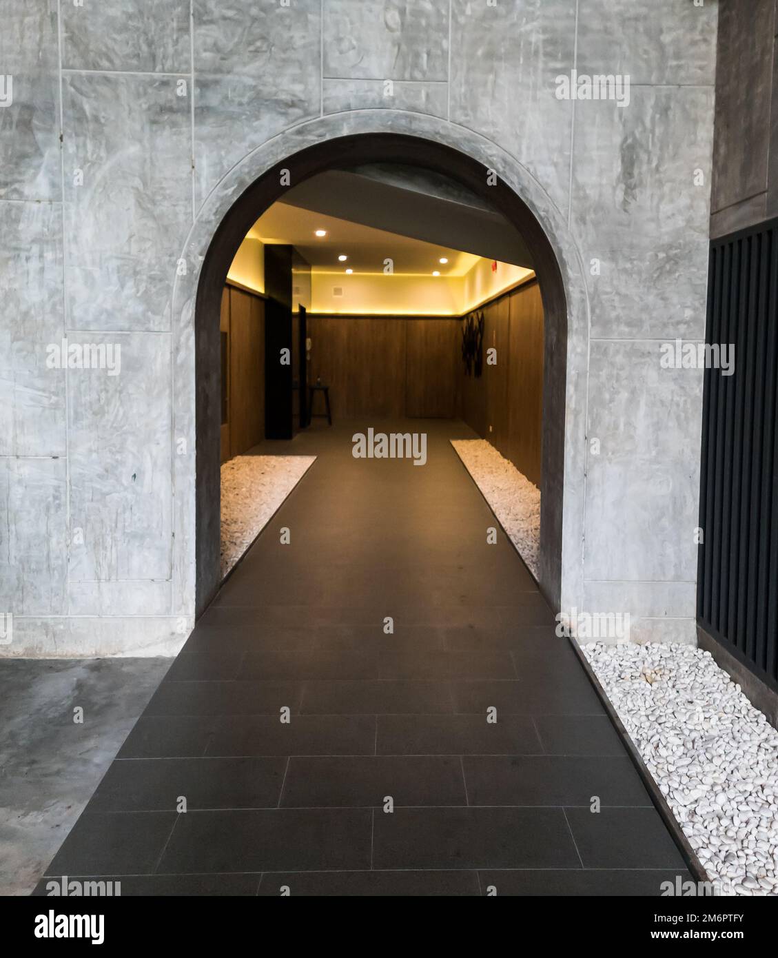 Arco ingresso in cemento. Ingresso edificio residenziale. Foto Stock