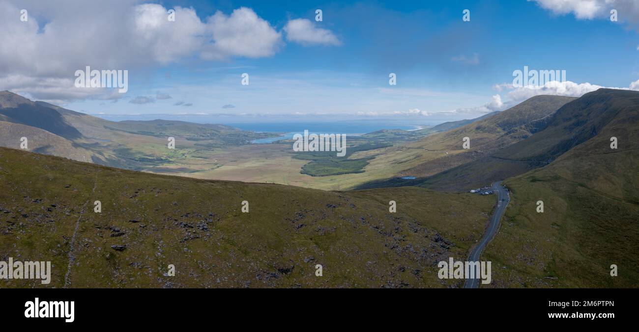 Veduta aerea panoramica delle montagne della Penisola Centrale di Dingle e del Passo di Connor nella Contea di Kerry d'Irlanda Foto Stock