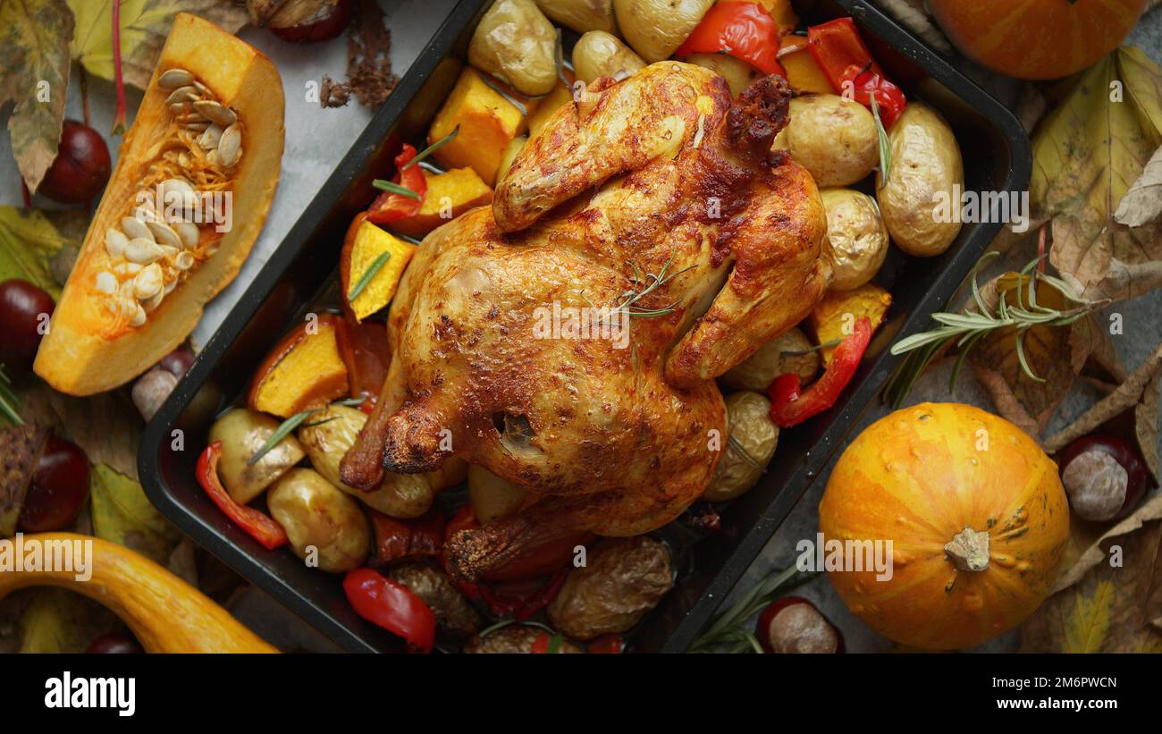 tacchino arrosto intero o pollo con pepe, zucca, patate, carote Foto Stock