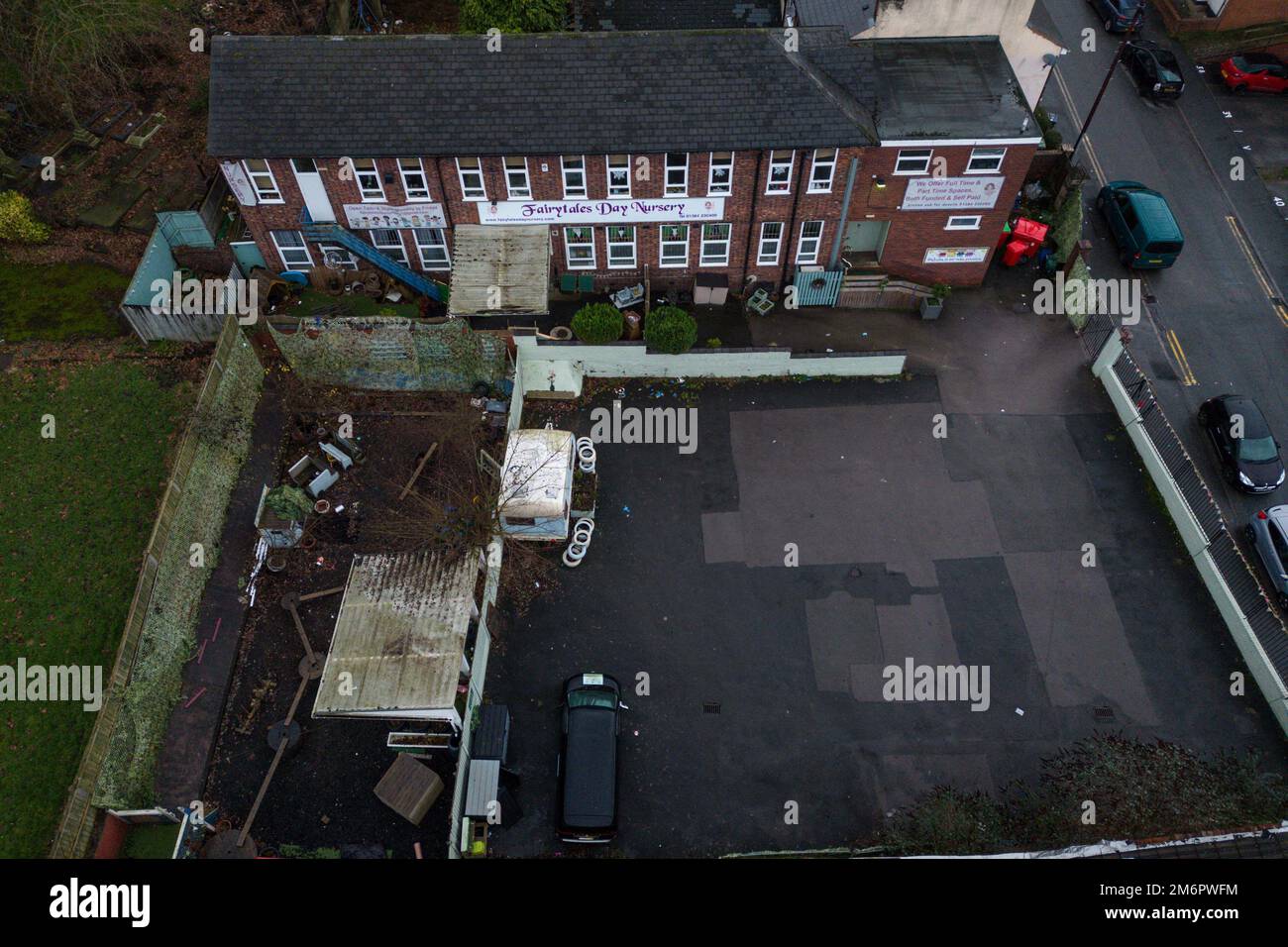 Bourne Street, Dudley, 5th 2023 gennaio - Fairytayles Day Nursery su Bourne Street a Dudley che è chiuso dopo un bambino di un anno morto il 9 dicembre 2022. La polizia la considera sospettosa e ha arrestato tre donne - di 20, 23 e 50 anni - arrestate il 16 dicembre per sospetto di grave negligenza da macello e altre tre donne - di 51, 53 e 37 anni - arrestate il 4 gennaio 2023; due sono stati arrestati per sospetto di massacro corporativo e uno per sospetto di massacro grave per negligenza. DICHIARAZIONE SUL SITO WEB DI WMP. Credit: Katie Stewart/Alamy Live News Foto Stock