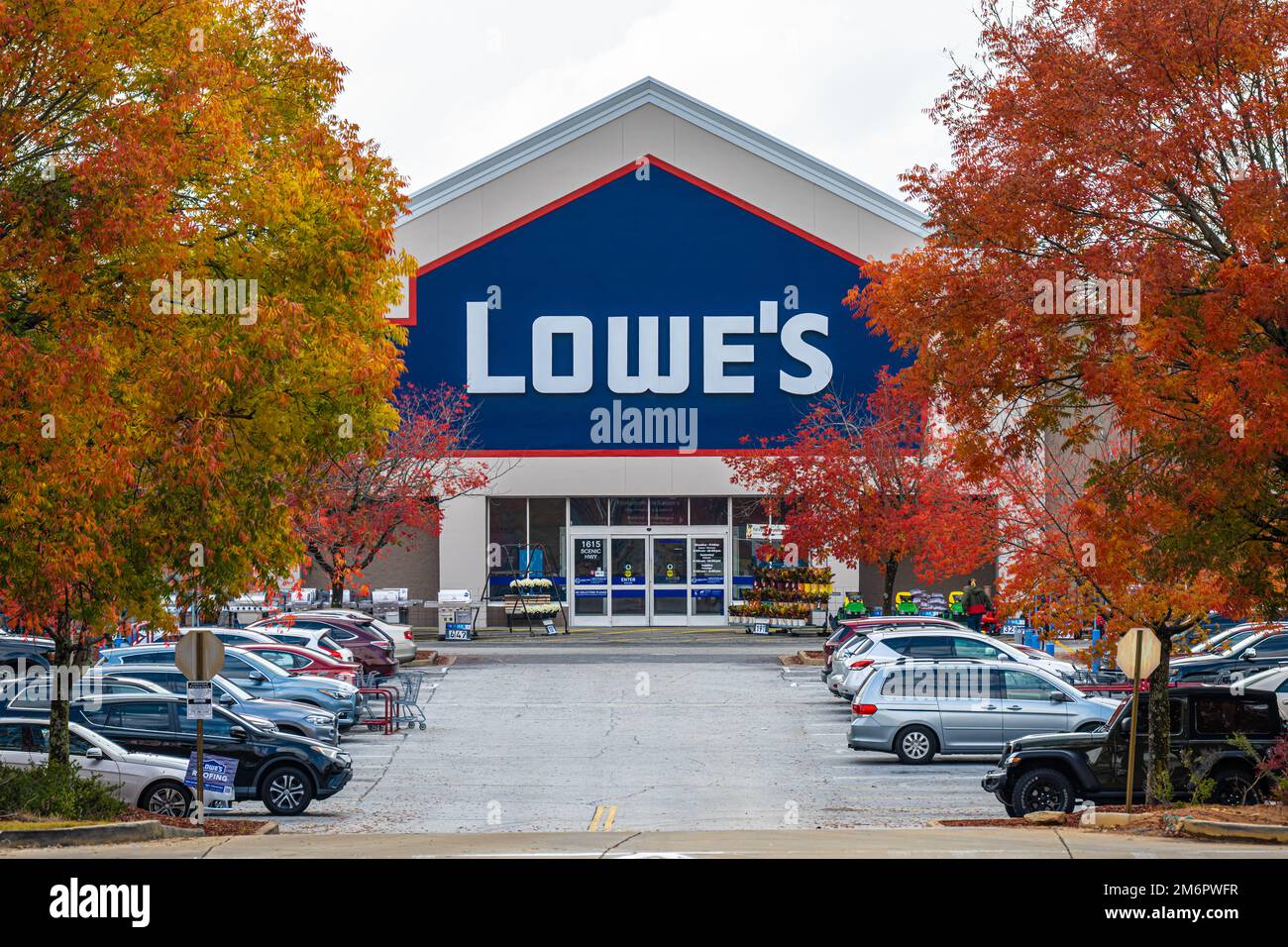 Negozio di miglioramento della casa di Lowe con coloratissime foglie autunnali a Snellville (Metro Atlanta), Georgia. (USA) Foto Stock