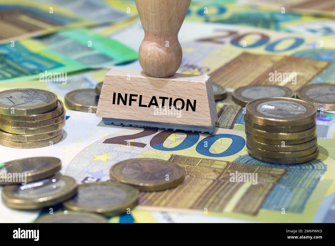 Simbolo immagine inflazione: Timbro con la scritta inflazione sulle banconote in euro Foto Stock