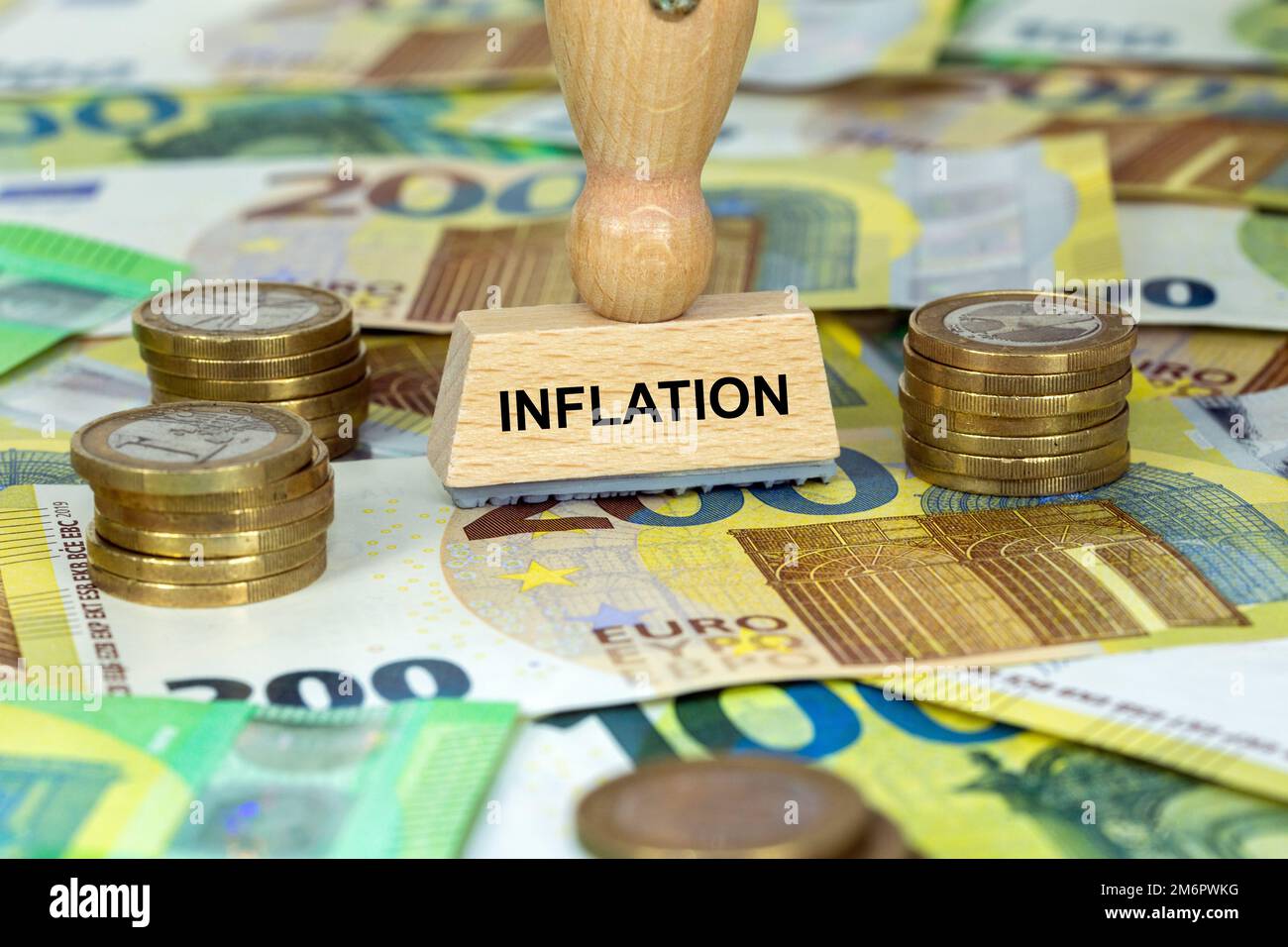 Simbolo immagine inflazione: Timbro con la scritta inflazione sulle banconote in euro Foto Stock
