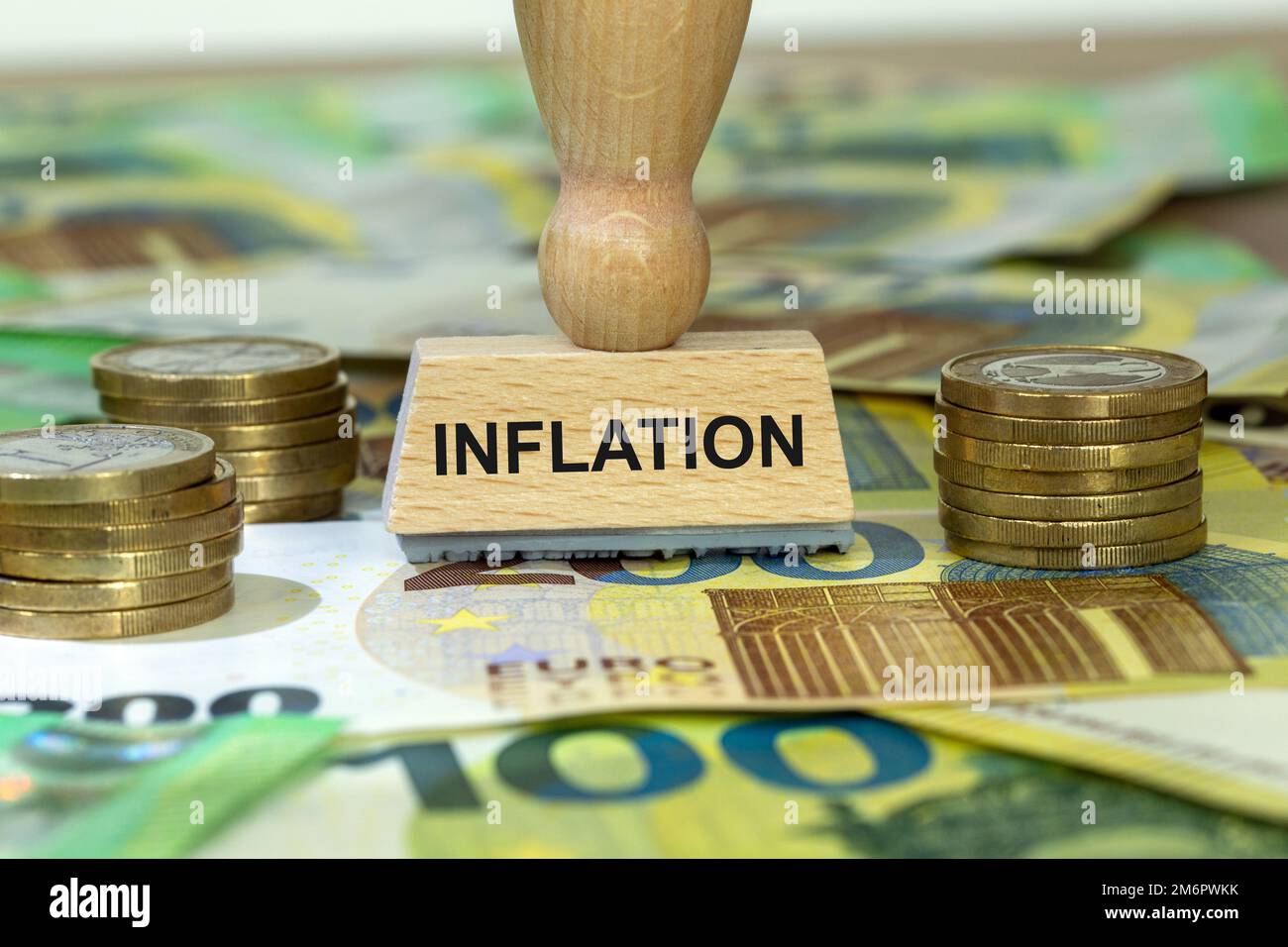 Simbolo immagine inflazione: Timbro con la scritta inflazione sulle banconote in euro Foto Stock