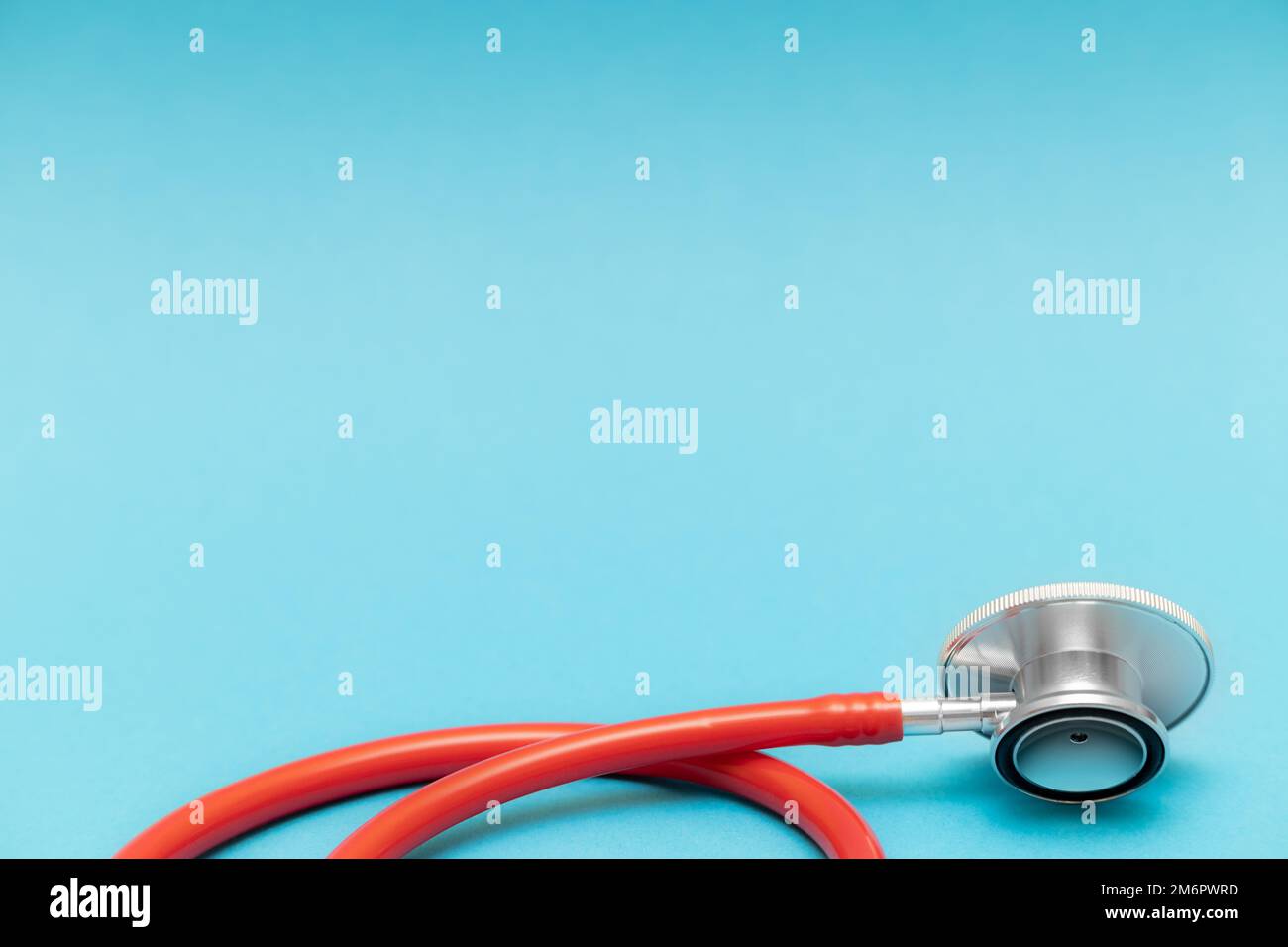 stetoscopio medico su sfondo blu con sfocatura. primo piano di uno stetoscopio. strumento medico. Foto Stock