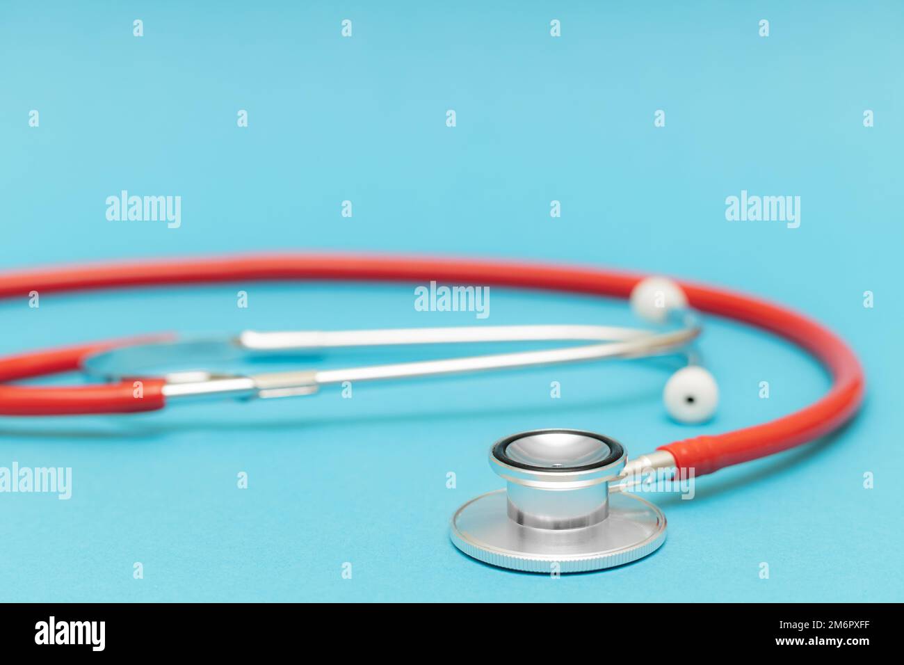 stetoscopio medico su sfondo blu con sfocatura. strumento medico. background medico. Foto Stock