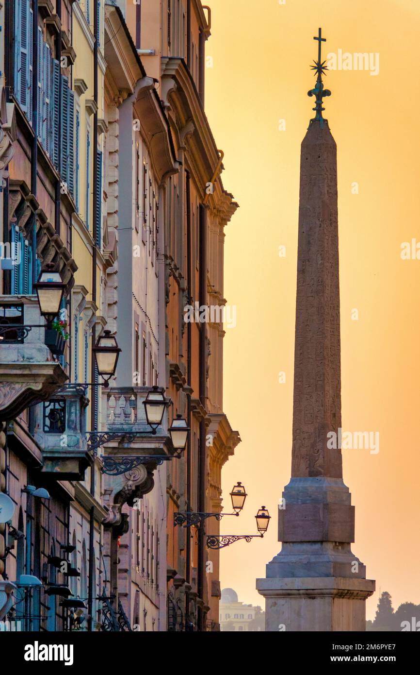 Veduta dell'Obelisco di Sallustiano da Via Sistina, Roma, Italia Foto Stock