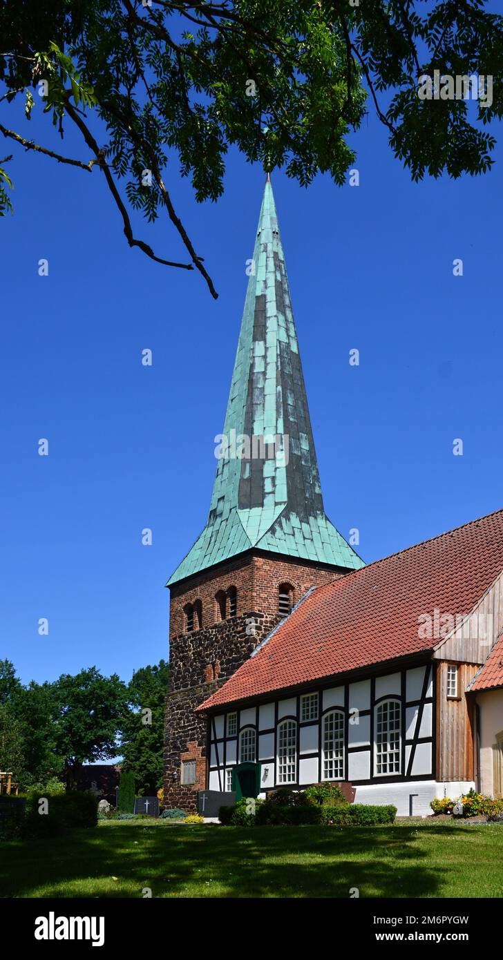 Chiesa storica nel villaggio Gilten, bassa Sassonia Foto Stock