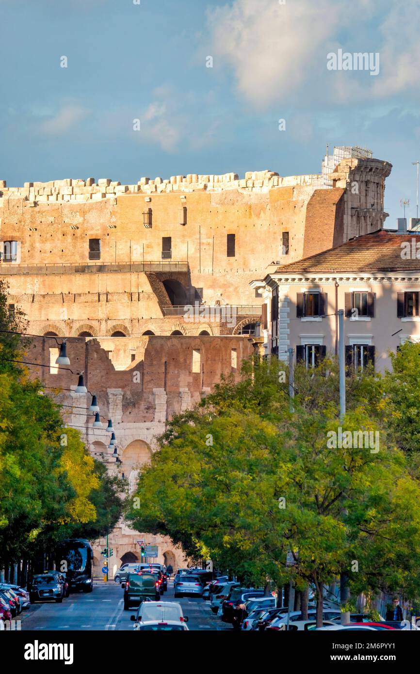 Vista del Colosseo da Via Claudia, Roma, Italia Foto Stock
