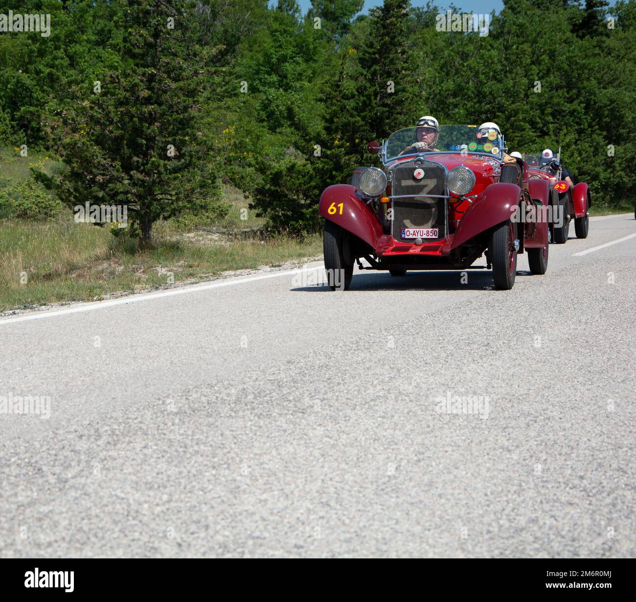 Fiat su una vecchia auto da corsa nel rally Mille miglia 2022 la famosa corsa storica italiana (1927-1957 Foto Stock