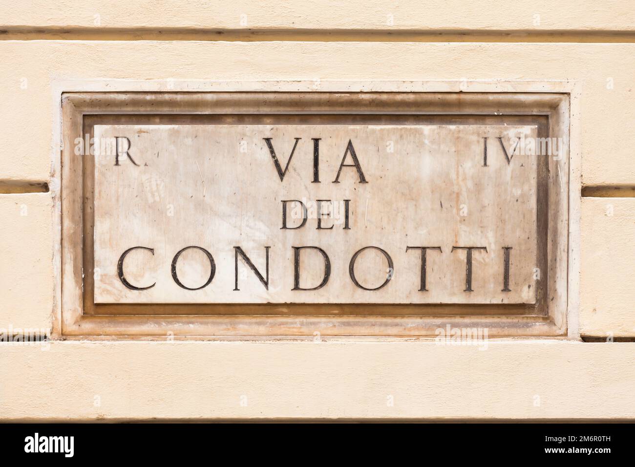 Roma, Italia. Targa della famosa strada condotti - Via dei condotti - centro dello shopping romano di lusso. Foto Stock