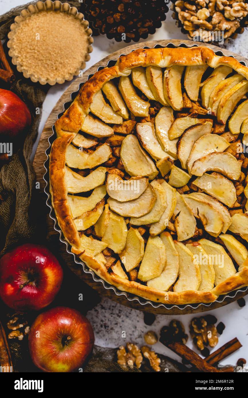 Deliziosa torta di mele fatta in casa con uvetta e cannella su sfondo di pietra, vista dall'alto Foto Stock