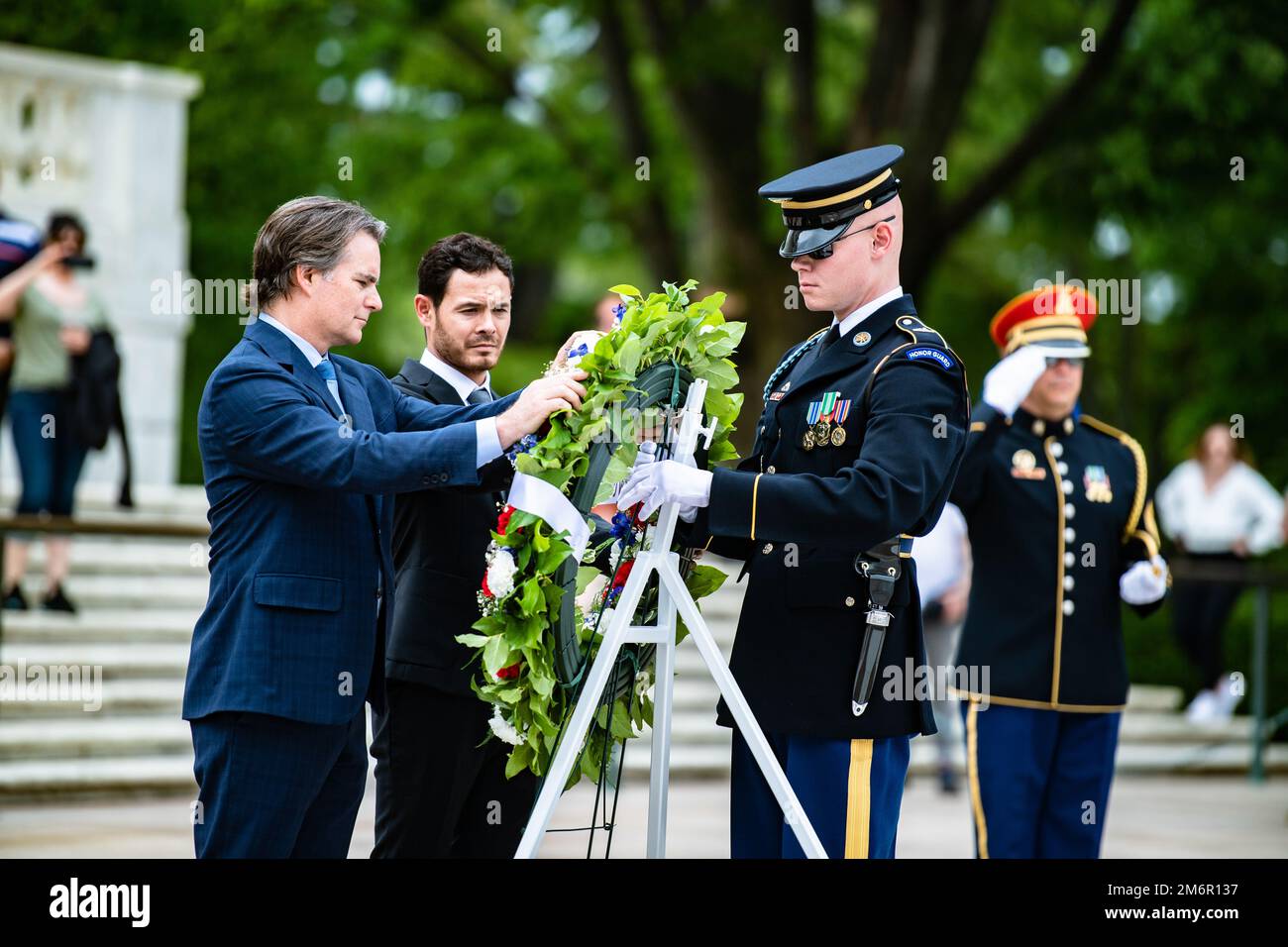 Kyle Larson (indietro), campione attuale, NASCAR Cup Series; e Jeff Gordon (davanti), vicepresidente, Hendricks Motorsports partecipano ad una cerimonia pubblica di posa della corona alla Tomba del Milite Ignoto al cimitero nazionale di Arlington, Arlington, Virginia, 4 maggio 2022. Larson e Gordon stavano visitando ANC come parte del programma di saluti NASCAR. Foto Stock