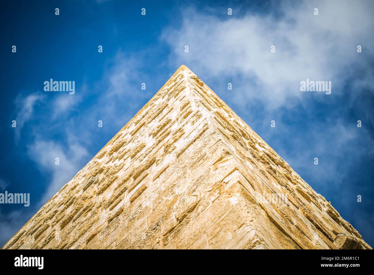 Una cima di una piramide contro il cielo blu Foto Stock