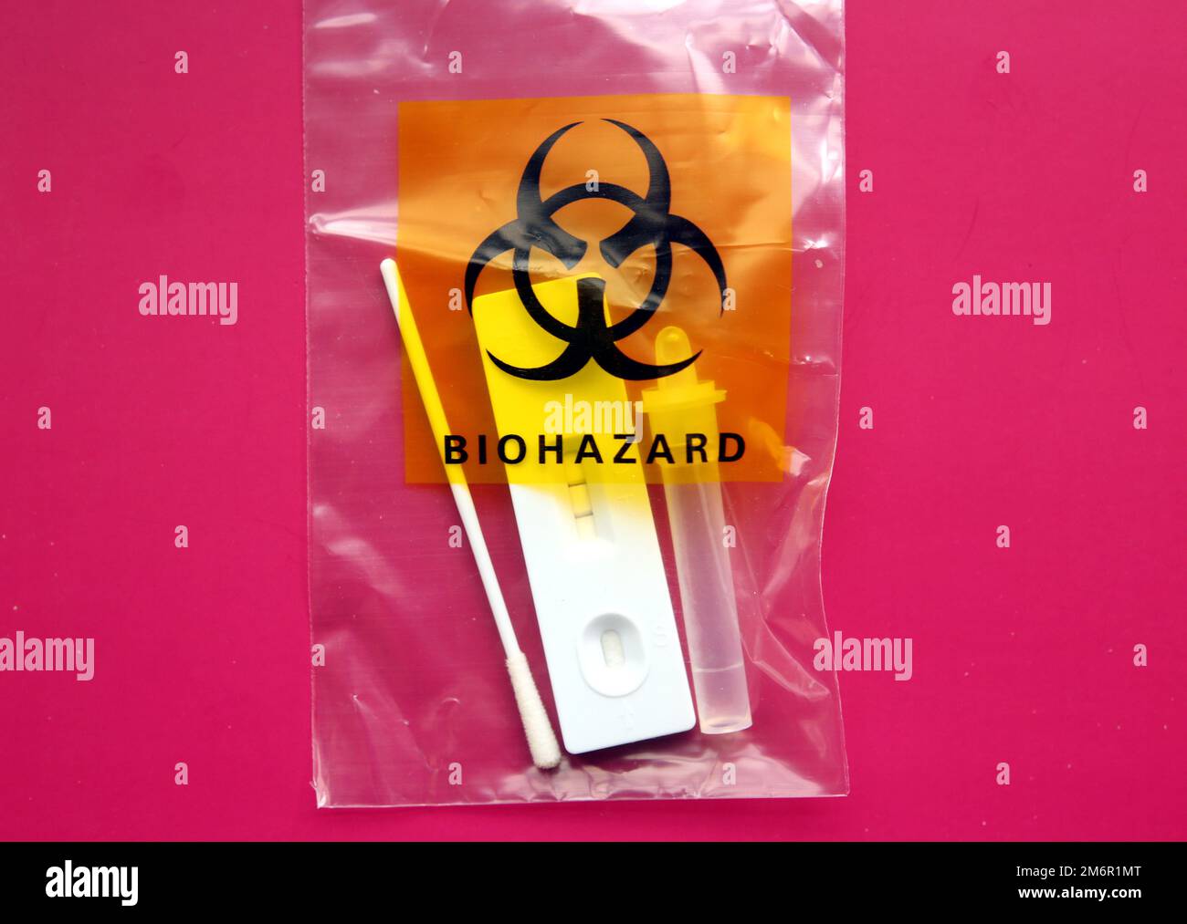Kit di test SARS Covid Antigen utilizzato nel sacchetto monouso per materiale a rischio biologico Foto Stock