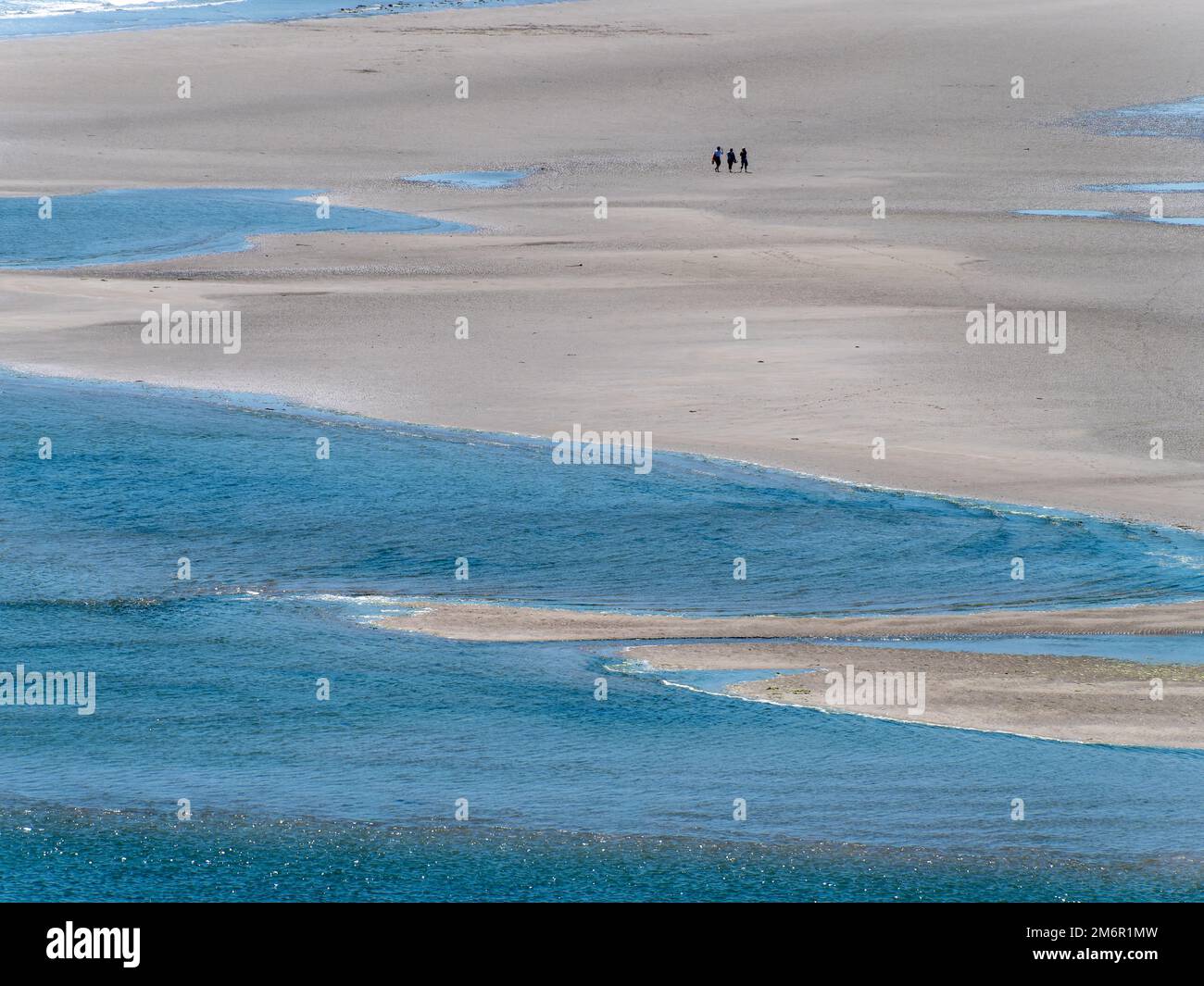 Pittoresca spiaggia di sabbia e acqua di mare blu. Alcune persone in lontananza su una bellissima spiaggia. La famosa spiaggia irlandese di Inchydoney, una minimalistica la Foto Stock