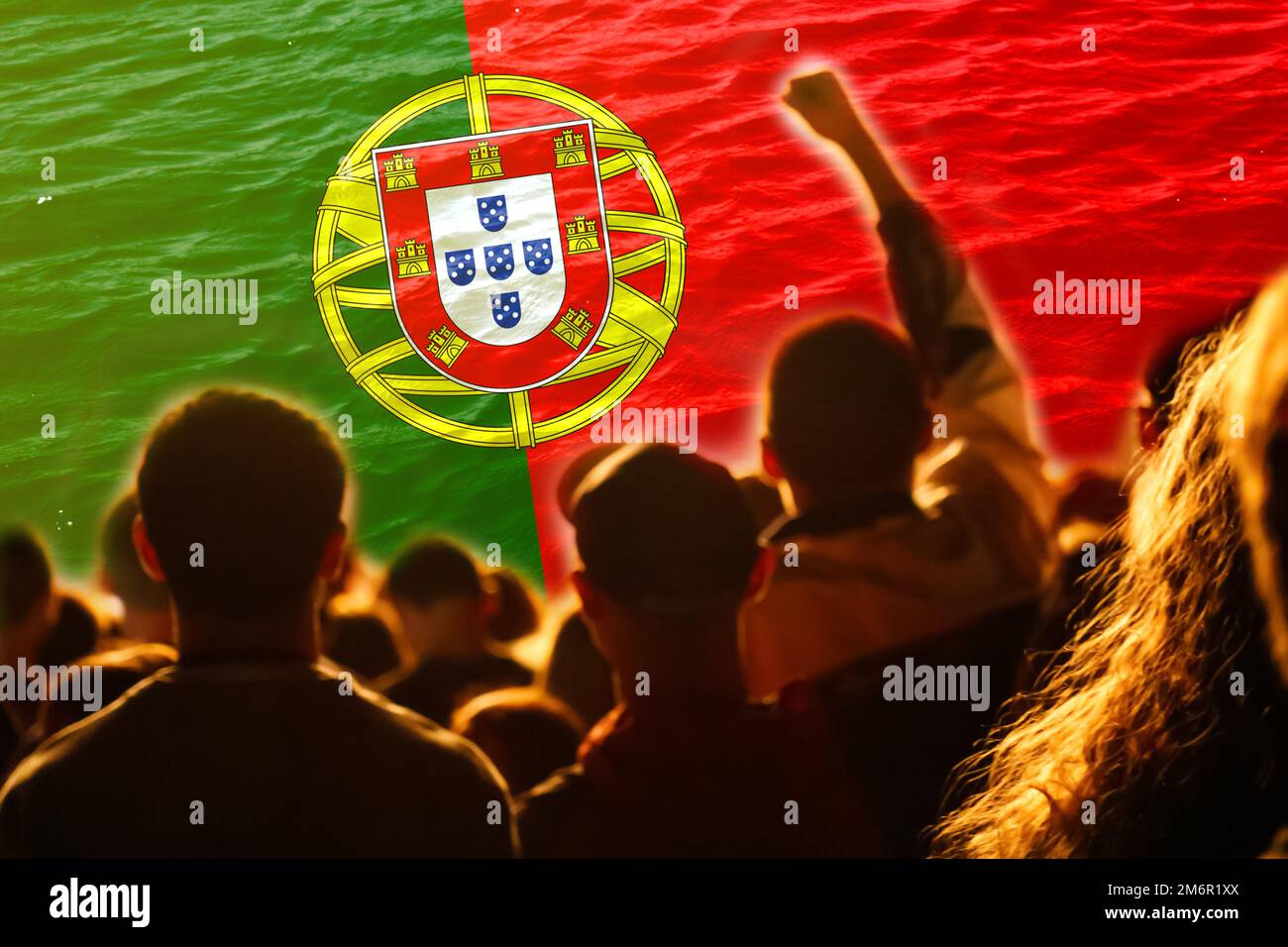 Sfida la squadra di calcio portoghese. tifosi allo stadio. La bandiera portoghese e gli appassionati di calcio festeggiano la vittoria. Protesta in Portogallo. Alza la mano. Fuori Foto Stock