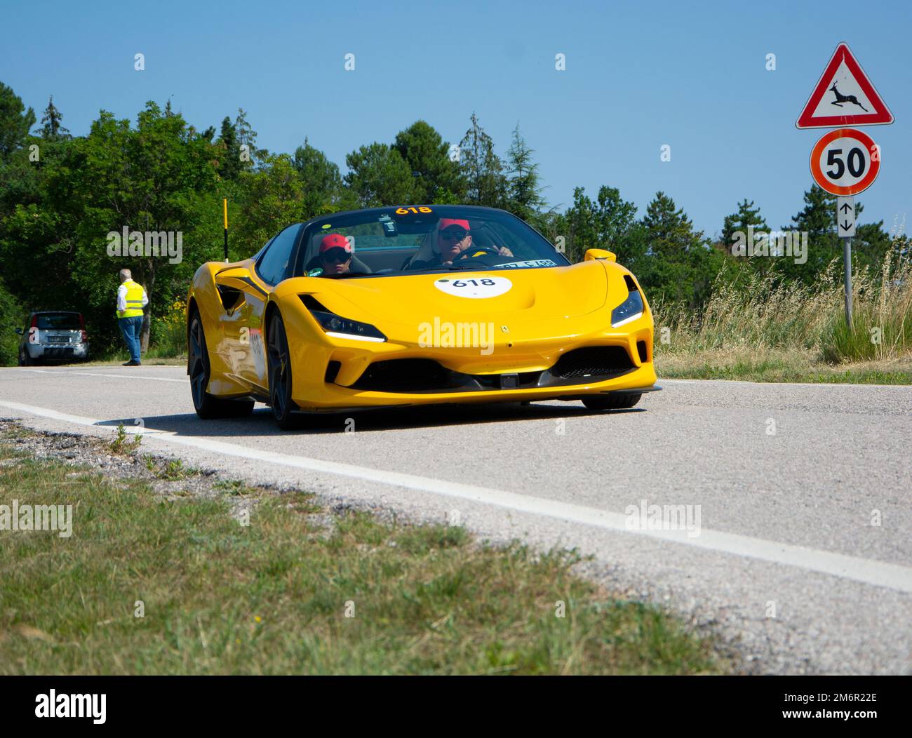 FERRARI F8 SPIDER 2022 su una vecchia auto da corsa nel rally Mille miglia 2022 la famosa gara storica italiana (1927-1957 Foto Stock