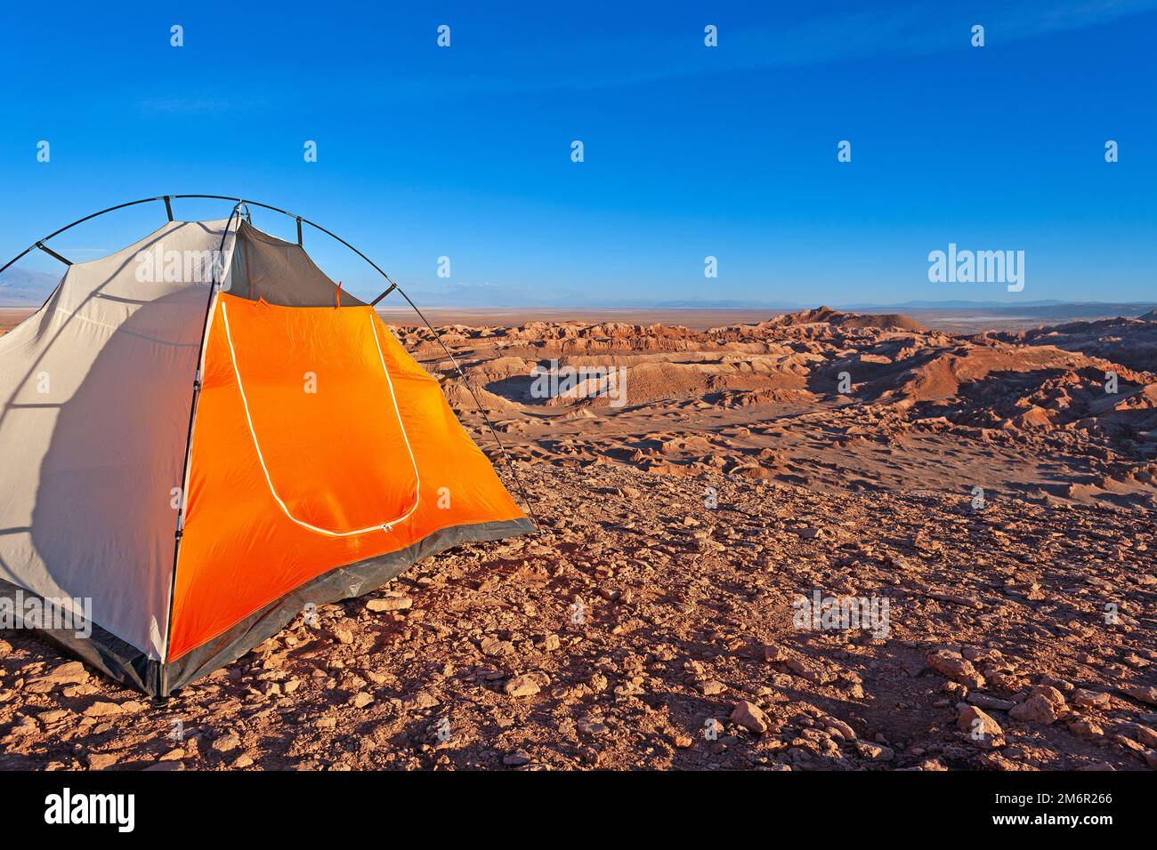 Tenda da campeggio nel deserto, Valle de la luna (in spagnolo per la Valle della  Luna), la Riserva Nazionale di Los Flamencos, San Pedro de Atacama, deserto  di Atacama Foto stock -
