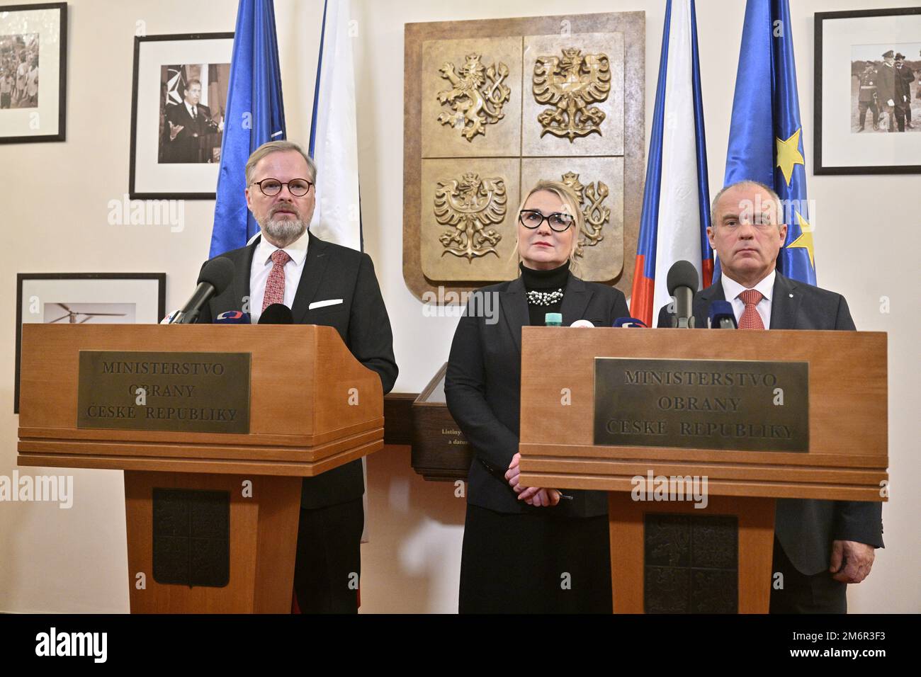 Praga, Repubblica Ceca. 05th Jan, 2023. (L-R) il primo ministro ceco Petr Fiala, il ministro della Difesa Jana Cernochova e il capo del servizio di intelligence militare Jan Beroun durante la conferenza stampa dopo i colloqui a Praga, Repubblica Ceca, 5 gennaio 2023. Credit: Vit Simanek/CTK Photo/Alamy Live News Foto Stock