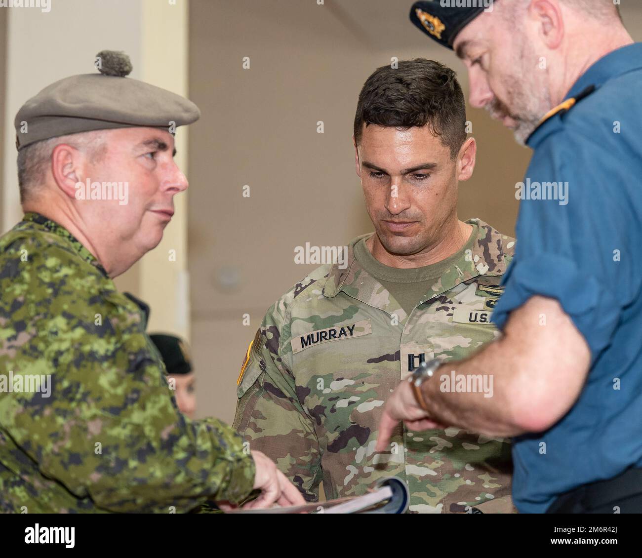 Il tenente colonnello Stephen Hale si coordina con il capitano Murray e il tenente (N) Robert Creer al BATSUB (British Army Training Support Unit Belize) in preparazione per l'esercizio TRADEWINDS a Belize City, Belize il 4 maggio 2022. Foto: Corpale Mitchell Paquette Foto Stock