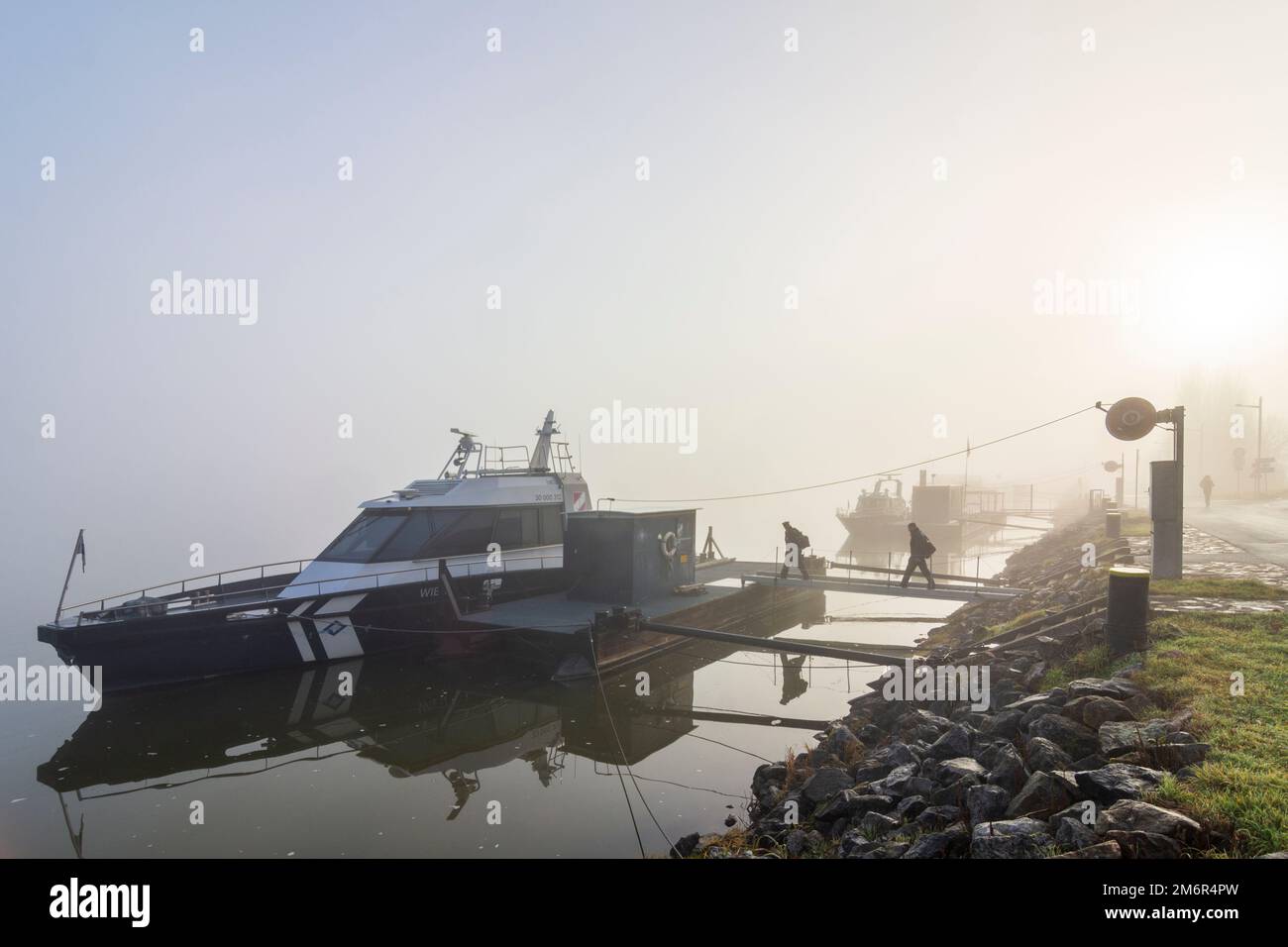 Wien, Vienna: Nebbia sul fiume Donau (Danubio), personale che emana la barca di Schifffahrtsaufsicht (supervisione della spedizione) nel 02. Leopodstadt, Vienna, Austria Foto Stock