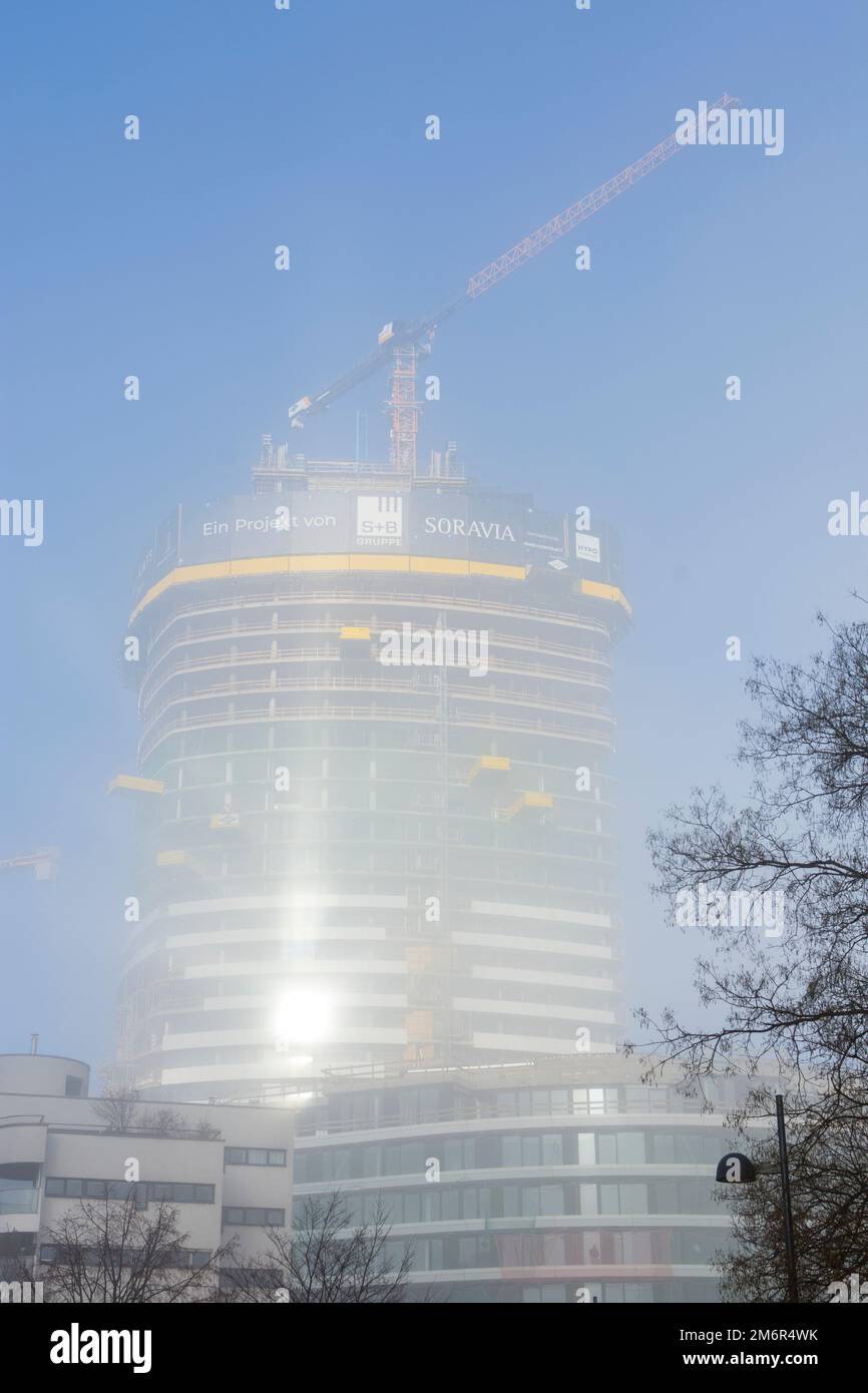 Wien, Vienna: Costruzione projekt alto-edificio 'Danube Flats', nebbia, gru nel 22. Donaustadt, Wien, Austria Foto Stock