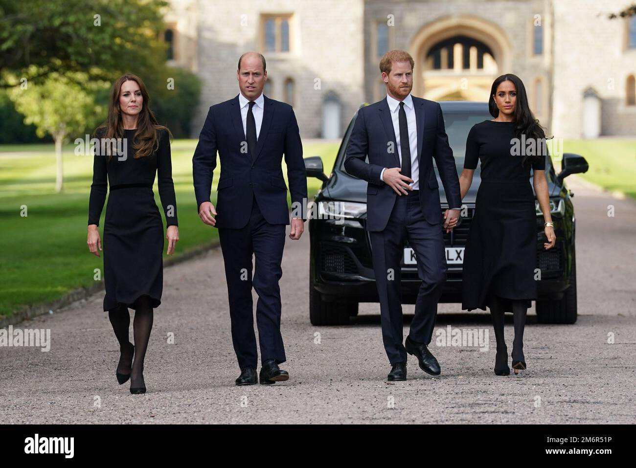 Foto del file datata 10/09/22 di (da sinistra a destra) la Principessa di Galles, il Principe di Galles e il Duca e la Duchessa di Sussex camminando per incontrare membri del pubblico al Castello di Windsor nel Berkshire in seguito alla morte della Regina Elisabetta II il giovedì. Il Duca di Sussex ha affermato di essere stato fisicamente attaccato da suo fratello per il suo matrimonio con Meghan Markle. Data di emissione: Giovedì 5 gennaio 2023. Foto Stock