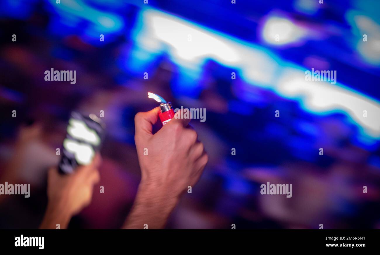 Pubblico pubblico di folla non riconosciuto ad un concerto. Persone che godono di musica rock dal vivo Foto Stock