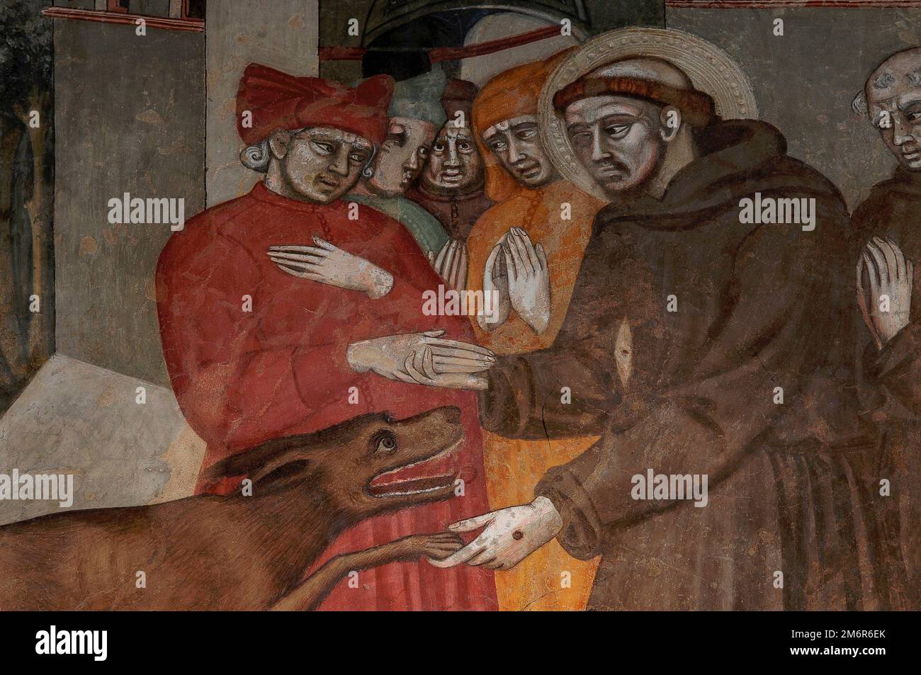 San Francesco d'Assisi domina il feroce lupo mangiatore di uomini di Gubbio. Particolare della vita tardogotica di San Francesco ciclo di affreschi dipinto intorno al 1380 d.c. da due artisti della scuola senese, Cristoforo di Bindoccio (1360 - 1409) e Meo di Piero (1356 - 1407), nella Chiesa di San Francesco a Pienza, Toscana, Italia. Foto Stock