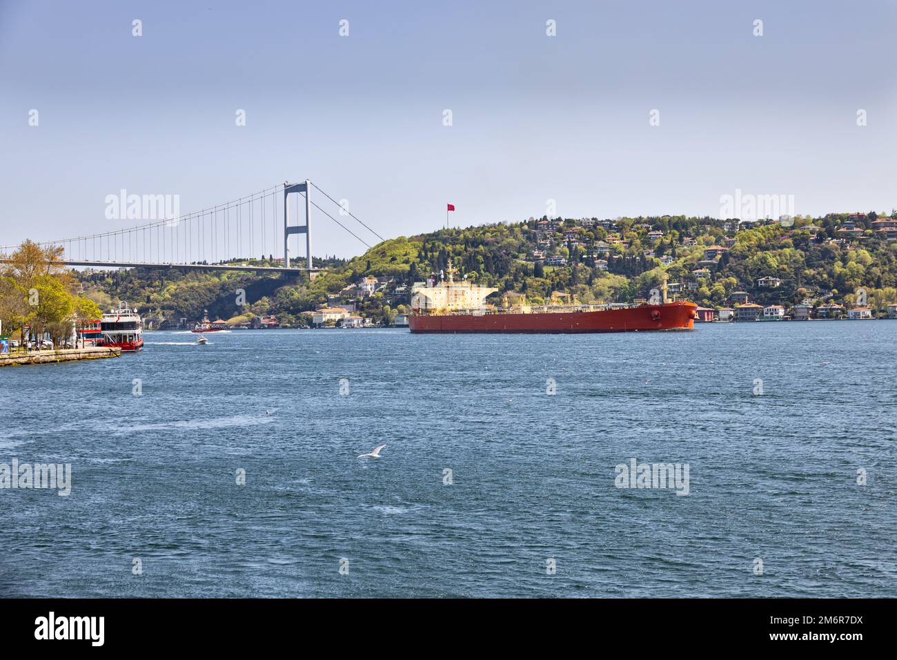 Petroliera che attraversa lo stretto del Bosforo in Turchia Foto Stock