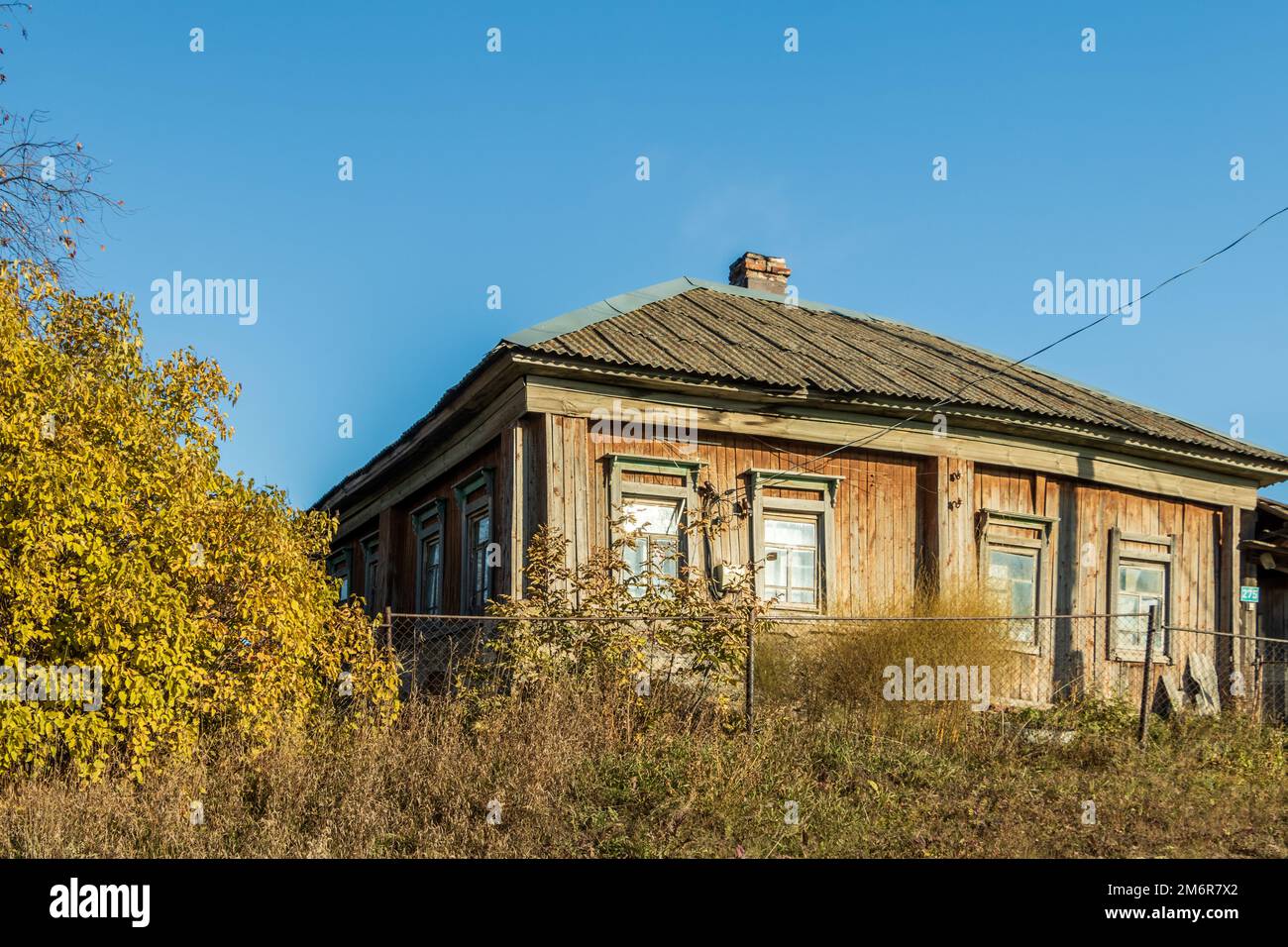 Vecchia casa di villaggio in legno con tetto in ardesia. Foto scattata nel villaggio di Filippovka, distretto di Kurgursky, territorio di Perm, Russia. Foto Stock