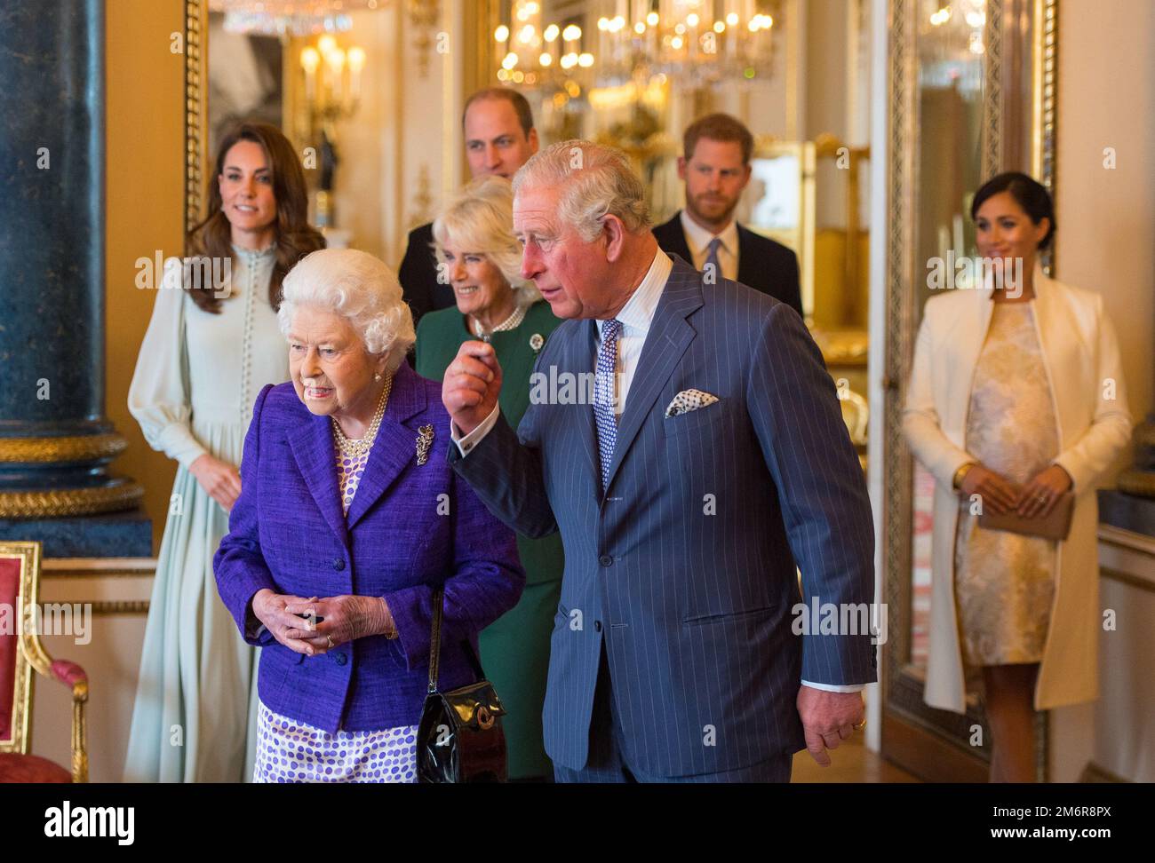 Foto del file datata 05/03/19 della defunta Regina Elisabetta II , allora Principe di Galles, seguita dall'allora Duca e Duchessa di Cambridge, l'allora Duchessa di Cornovaglia, E il Duca e la Duchessa di Sussex ad un ricevimento a Buckingham Palace a Londra per celebrare il cinquantesimo anniversario dell'investitura del Principe di Galles. Il Duca di Sussex ha affermato di essere stato fisicamente attaccato da suo fratello per il suo matrimonio con Meghan Markle. Data di emissione: Giovedì 5 gennaio 2023. Foto Stock