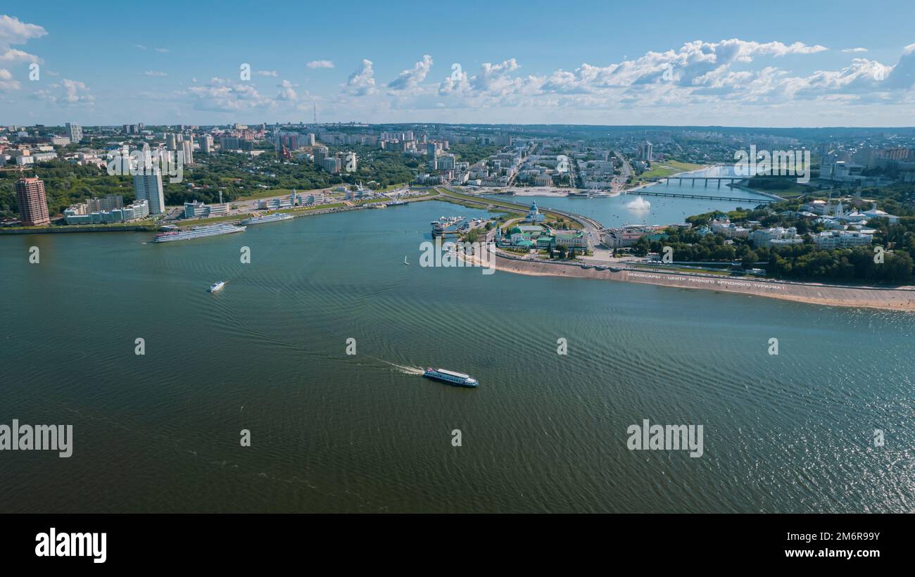 Veduta aerea panoramica di Cheboksary, capitale di Chuvashia, Russia e un porto sul fiume Volga nelle giornate estive di sole. Foto Stock