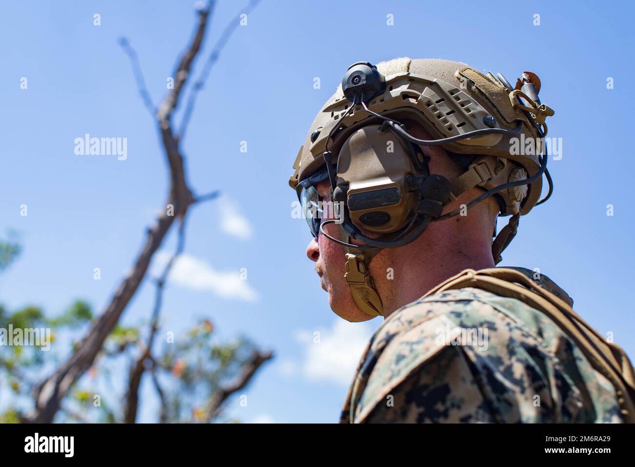 STATI UNITI Henry Bake, un mitragliatore con armi Company, 3D battaglione, 7th reggimento marino, elemento di combattimento a terra, Marine Rotational Force-Darwin 22, agisce come un ufficiale di sicurezza durante una gamma di sneaker dal vivo al Kangaroo Flats Training Area, NT, Australia, 4 maggio 2022. La Weapons Company ha condotto l'esercizio di addestramento al fuoco vivo per mantenere la propria preparazione in caso di crisi e di emergenza nella regione dell'Indo-Pacifico. Foto Stock