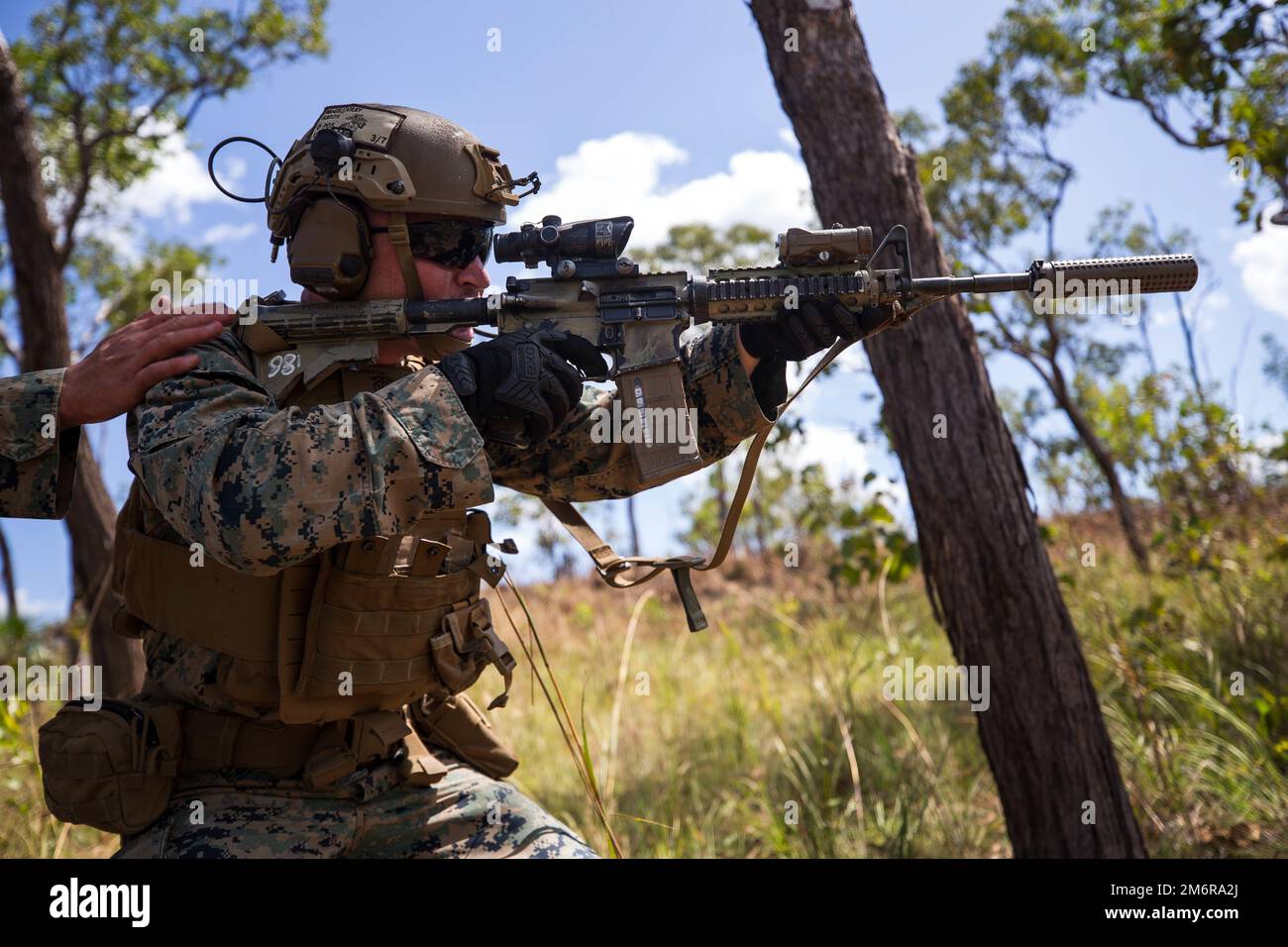 STATI UNITI Sean McGillivray, un missileman anticarro con armi Company, 3D battaglione, 7th reggimento marino, elemento di combattimento a terra, Marine Rotational Force-Darwin 22, spara contro un sistema di bersaglio automatico durante una gamma di sneaker dal vivo al Kangaroo Flats Training Area, NT, Australia, 4 maggio 2022. La Weapons Company ha condotto l'esercizio di addestramento al fuoco vivo per mantenere la propria preparazione in caso di crisi e di emergenza nella regione dell'Indo-Pacifico. Foto Stock