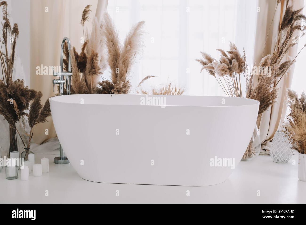 Moderno bagno bianco. Bagno bianco in una camera con pareti bianche. Design degli interni Foto Stock